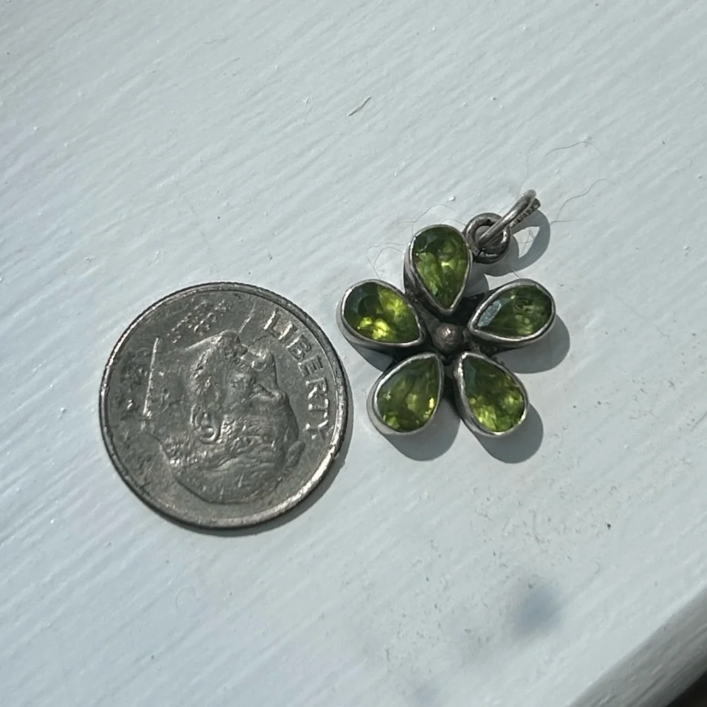 Sterling silver & peridot flower pendant - Picture 4 of 4